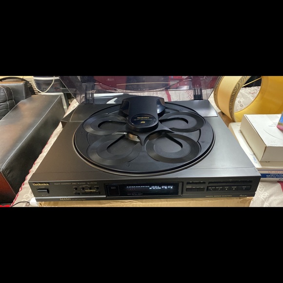 sony 5 disc CD player with the remote it works great it’s like new - Picture 3 of 4